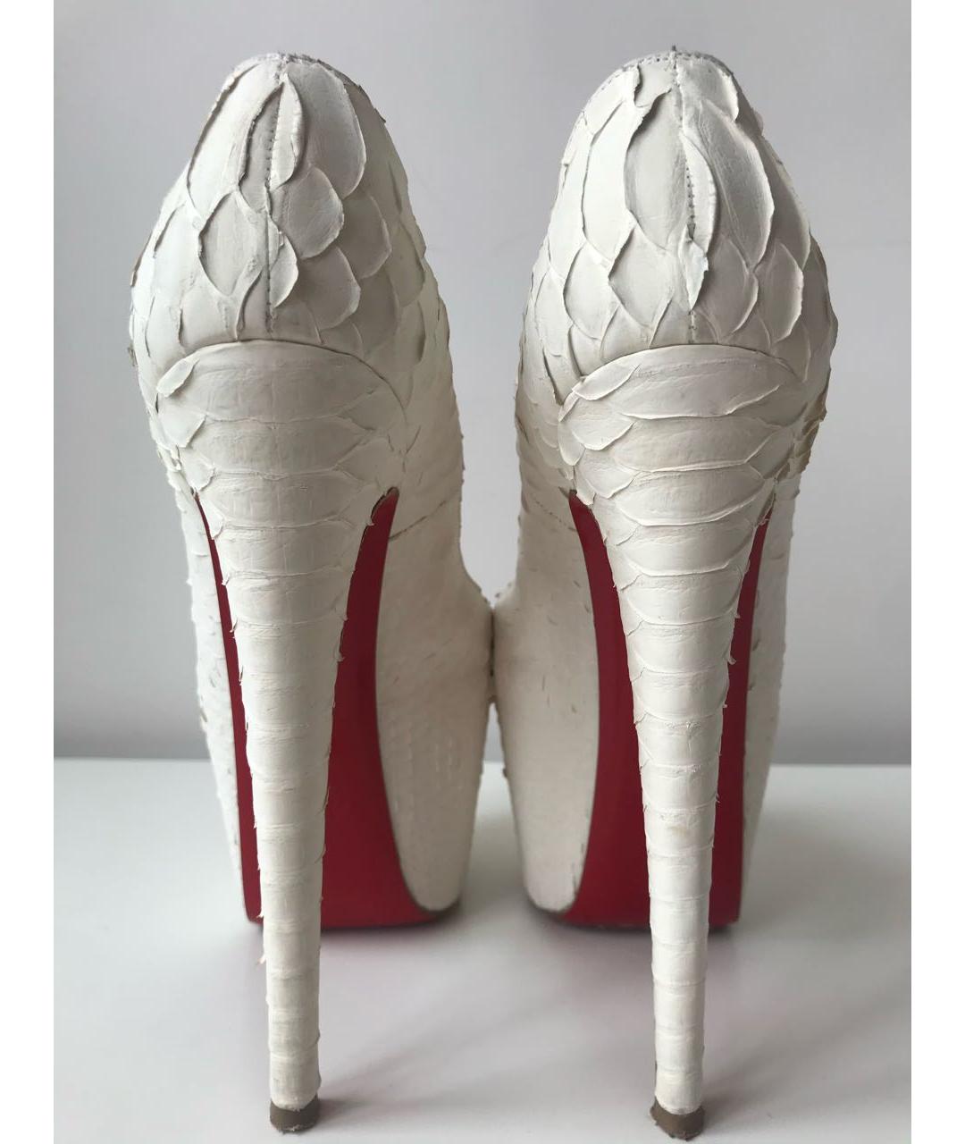 CHRISTIAN LOUBOUTIN Белые свадебные туфли на высоком каблуке из экзотической кожи, фото 3