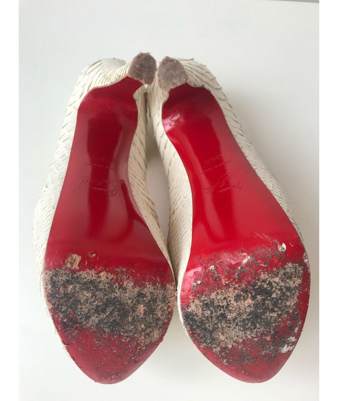 CHRISTIAN LOUBOUTIN Белые свадебные туфли на высоком каблуке из экзотической кожи, фото 7