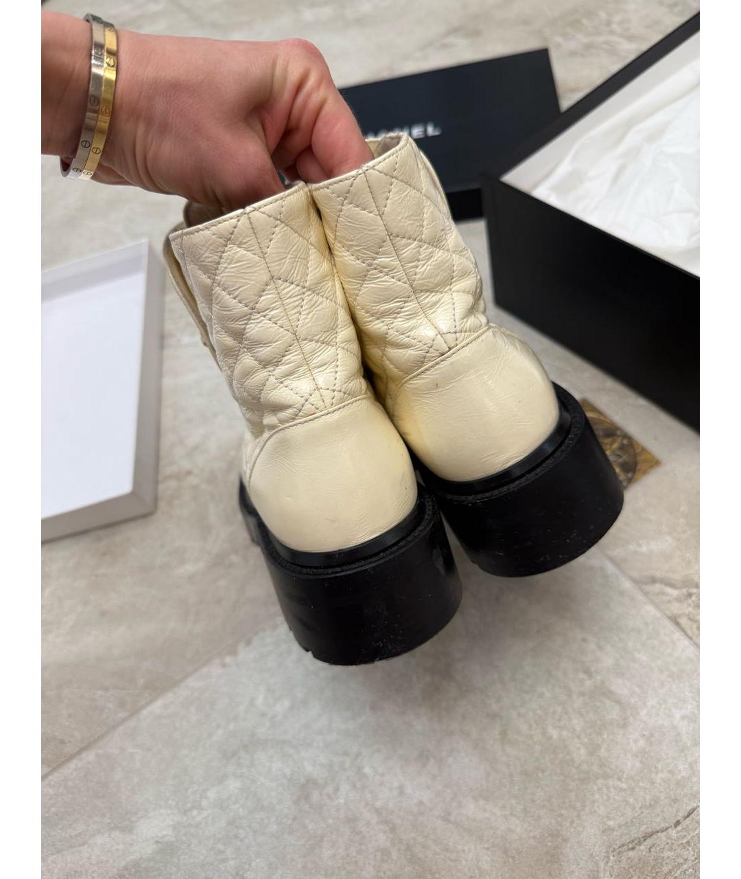 CHANEL Белые ботинки из лакированной кожи, фото 4