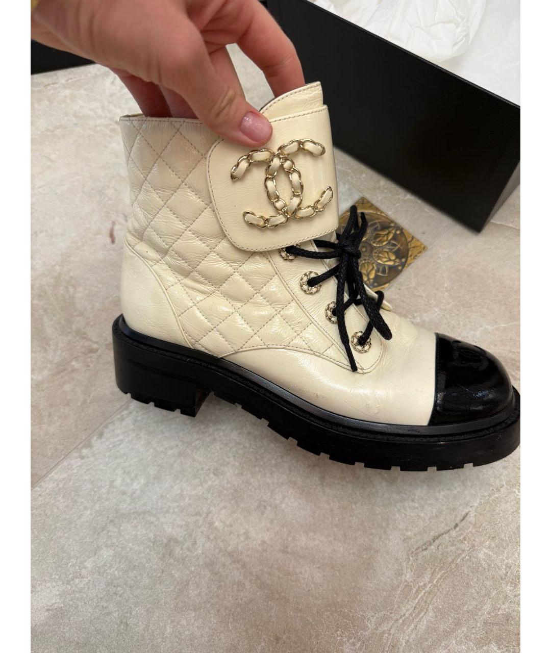 CHANEL Белые ботинки из лакированной кожи, фото 5