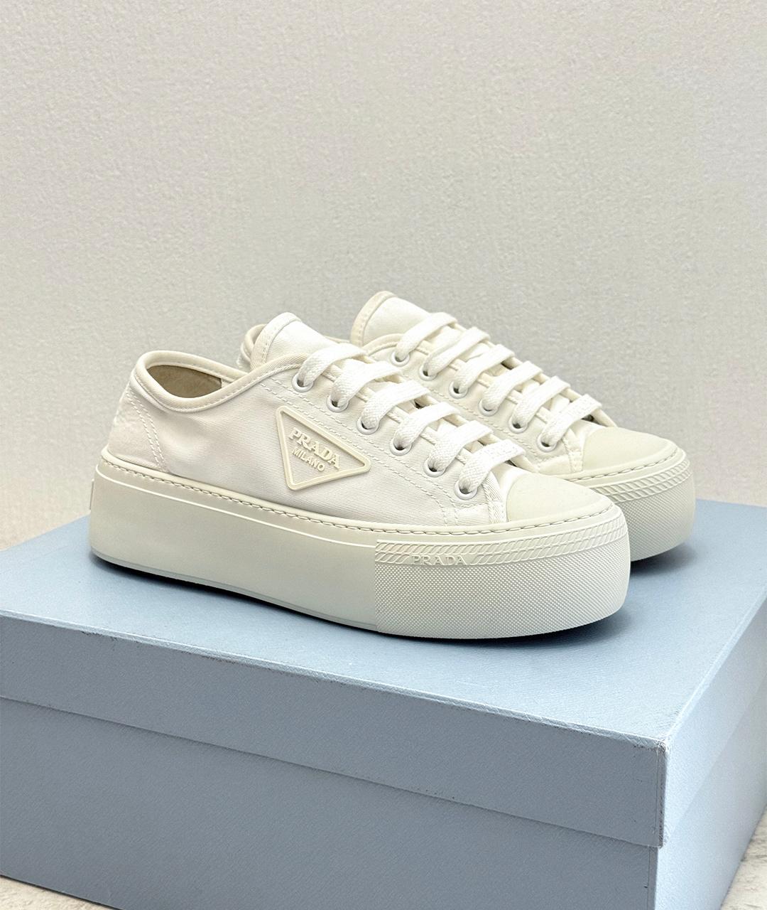 PRADA Белые текстильные кеды, фото 2