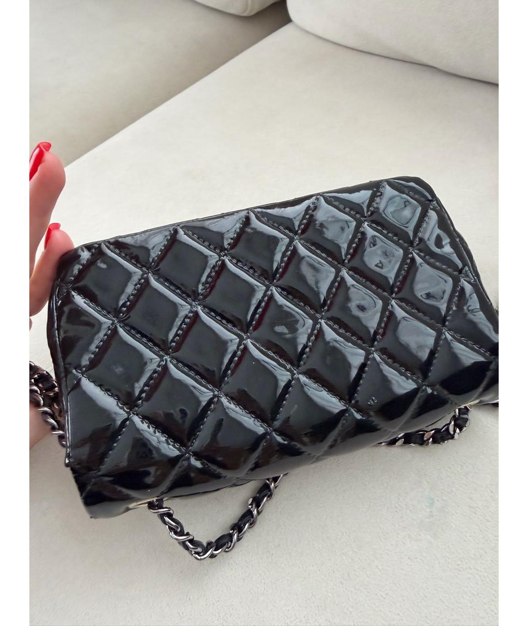 CHANEL Черная сумка через плечо из лакированной кожи, фото 5