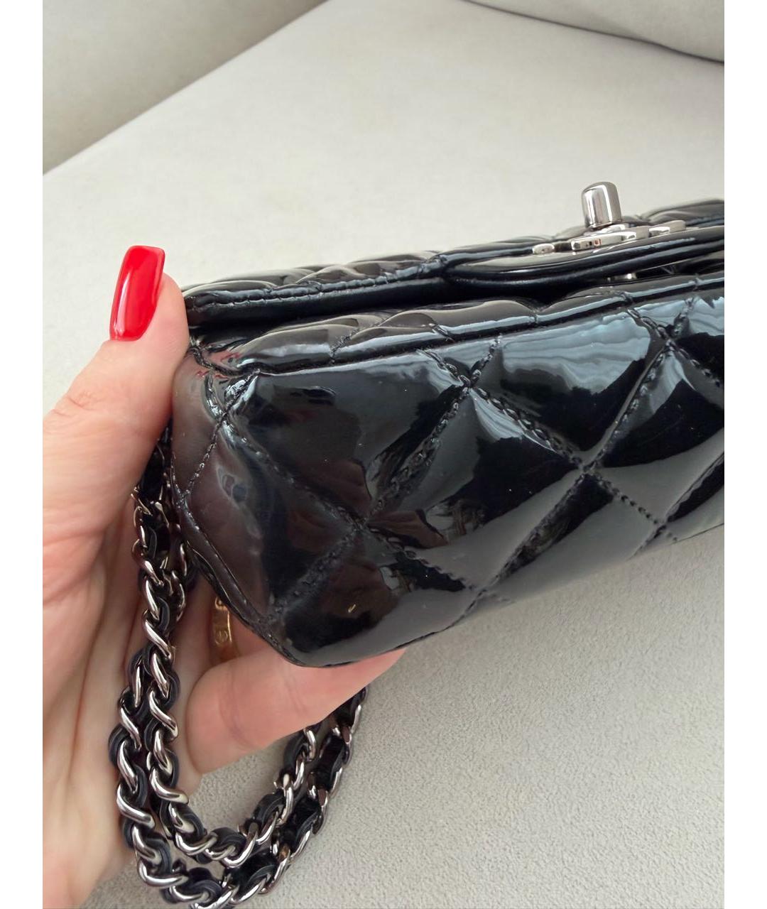 CHANEL Черная сумка через плечо из лакированной кожи, фото 3