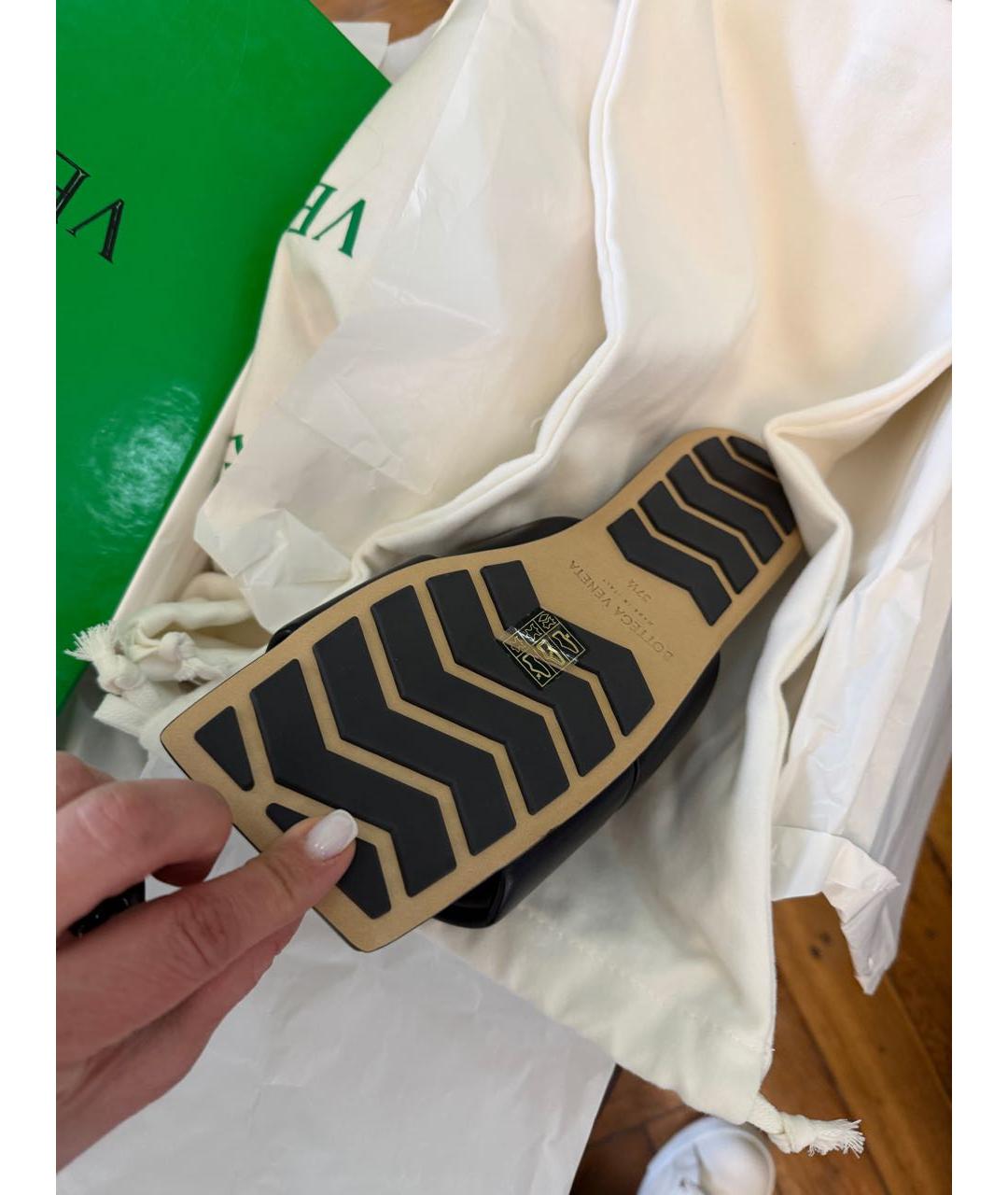 BOTTEGA VENETA Черные кожаные шлепанцы, фото 4