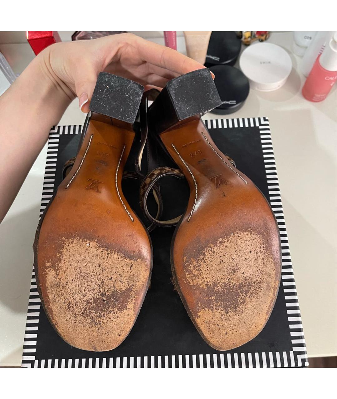 LOUIS VUITTON Коричневые кожаные босоножки, фото 5