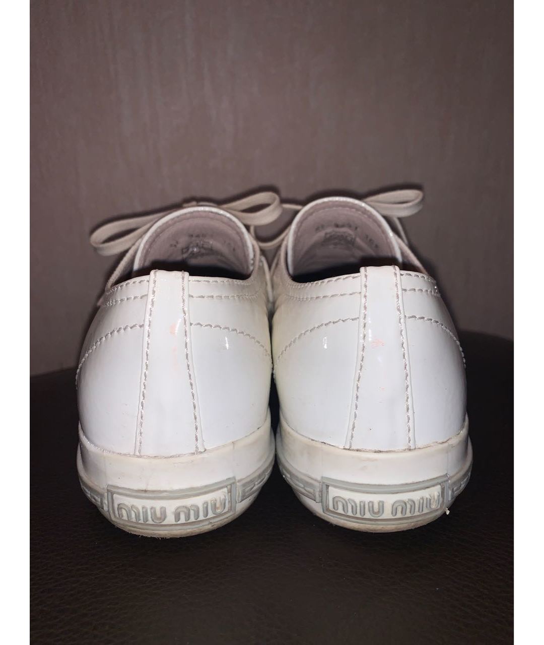 MIU MIU Белые кроссовки из лакированной кожи, фото 4