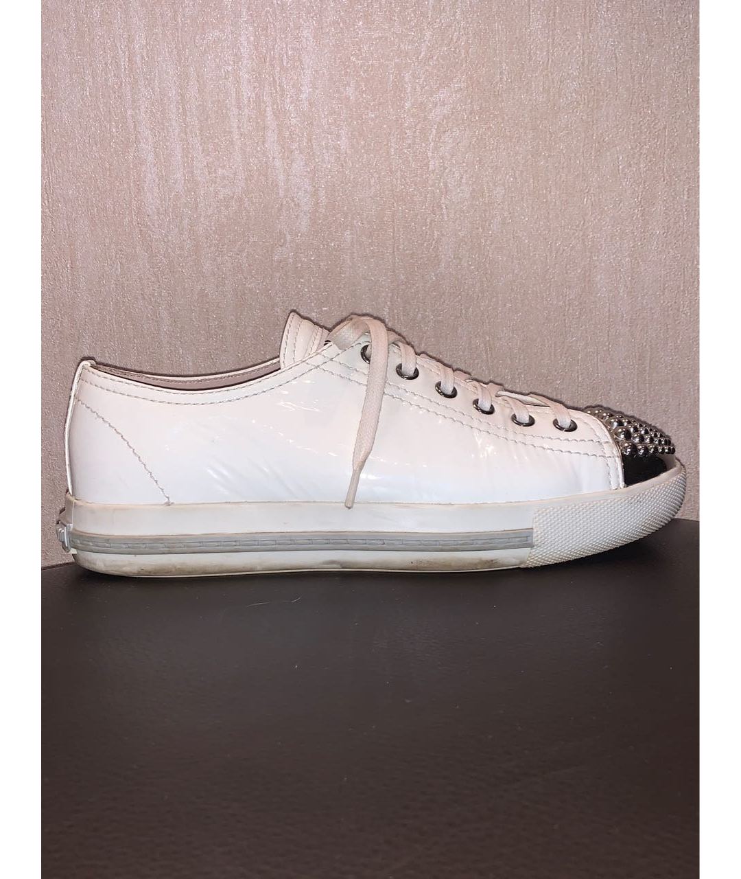 MIU MIU Белые кроссовки из лакированной кожи, фото 5