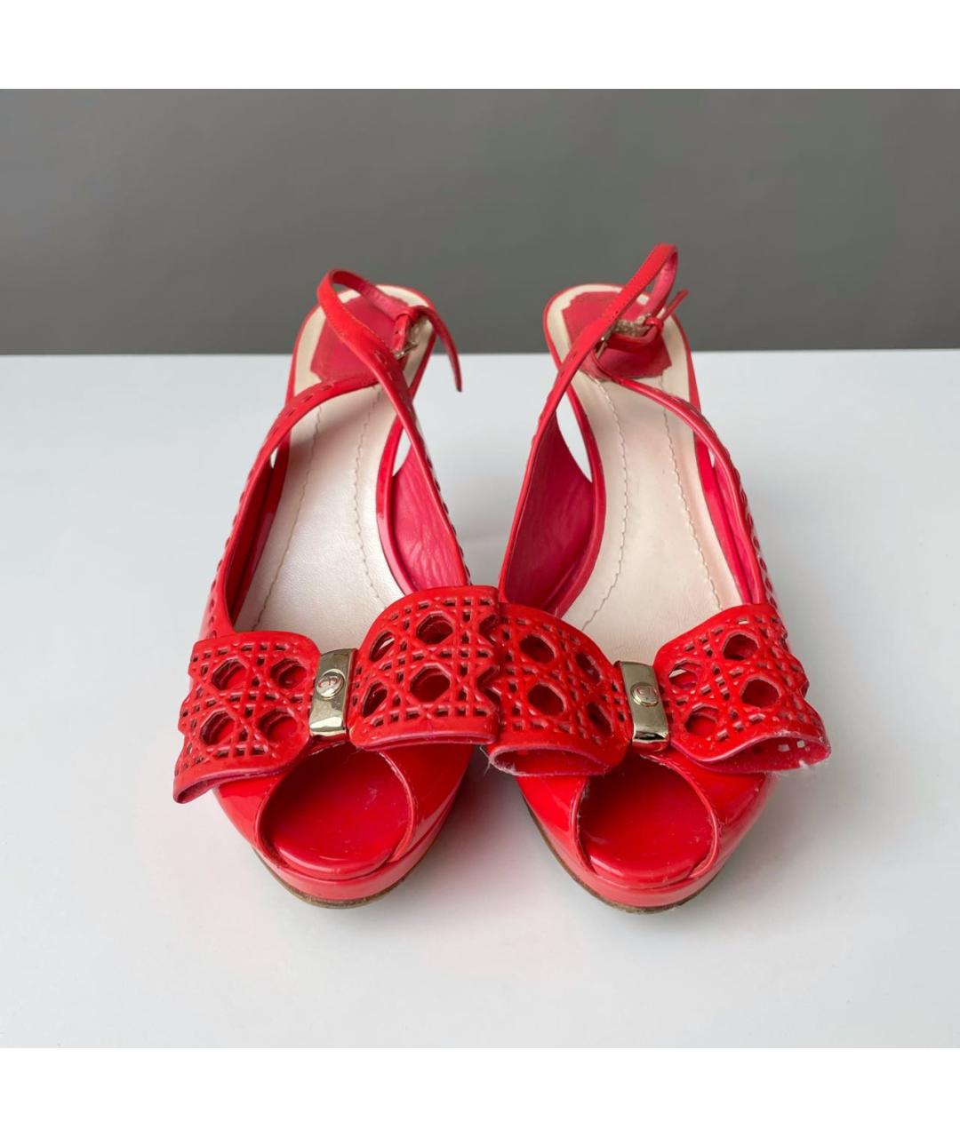 CHRISTIAN DIOR Красные босоножки из лакированной кожи, фото 2