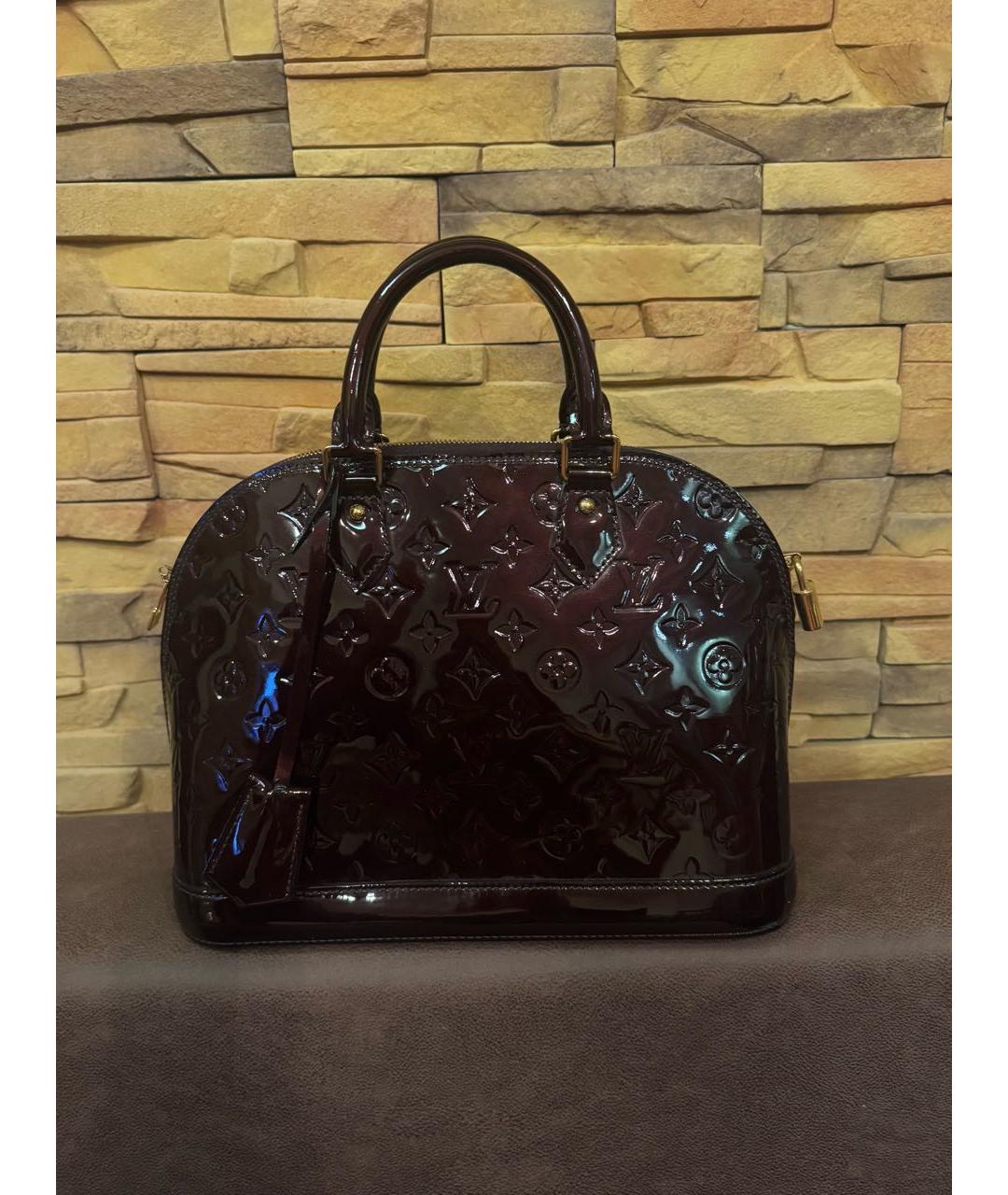 LOUIS VUITTON Бордовая сумка с короткими ручками из лакированной кожи, фото 9