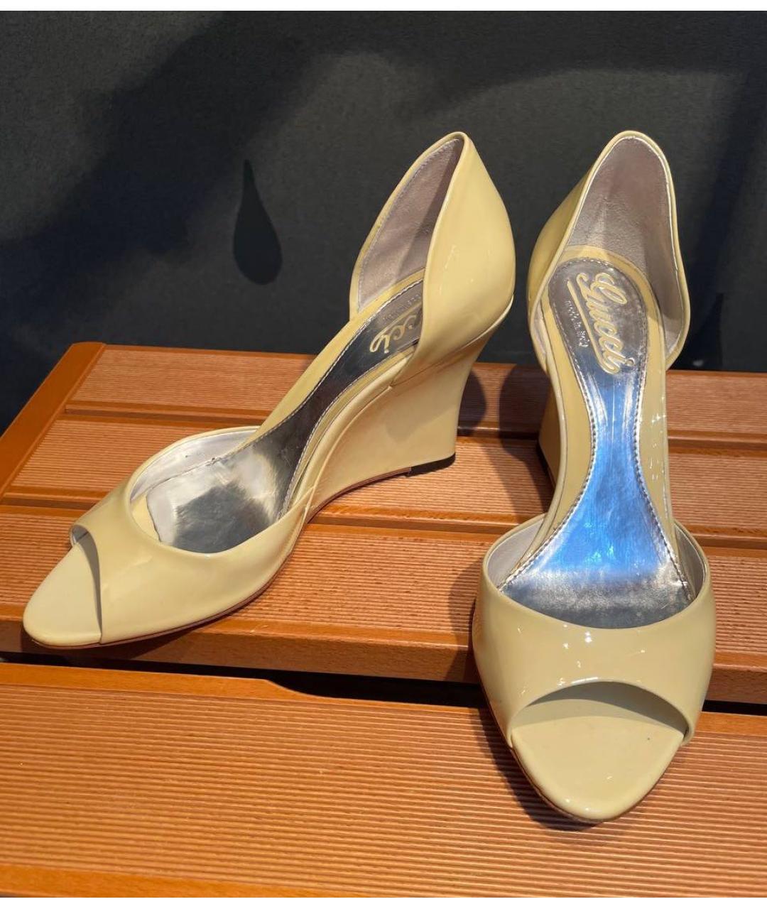 GUCCI Бежевые босоножки из лакированной кожи, фото 3