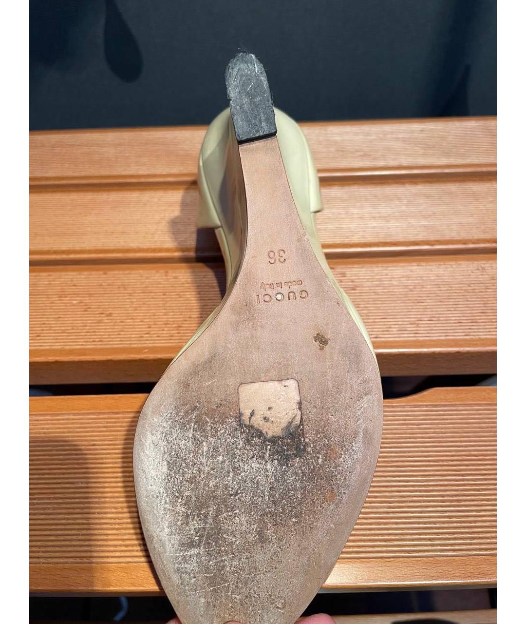 GUCCI Бежевые босоножки из лакированной кожи, фото 5