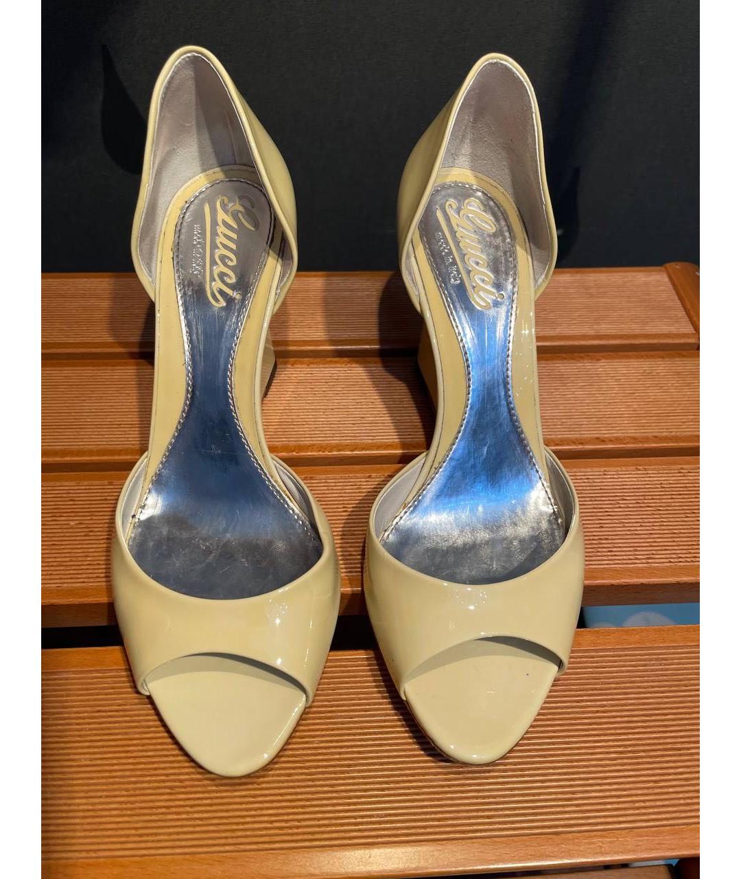 GUCCI Бежевые босоножки из лакированной кожи, фото 2