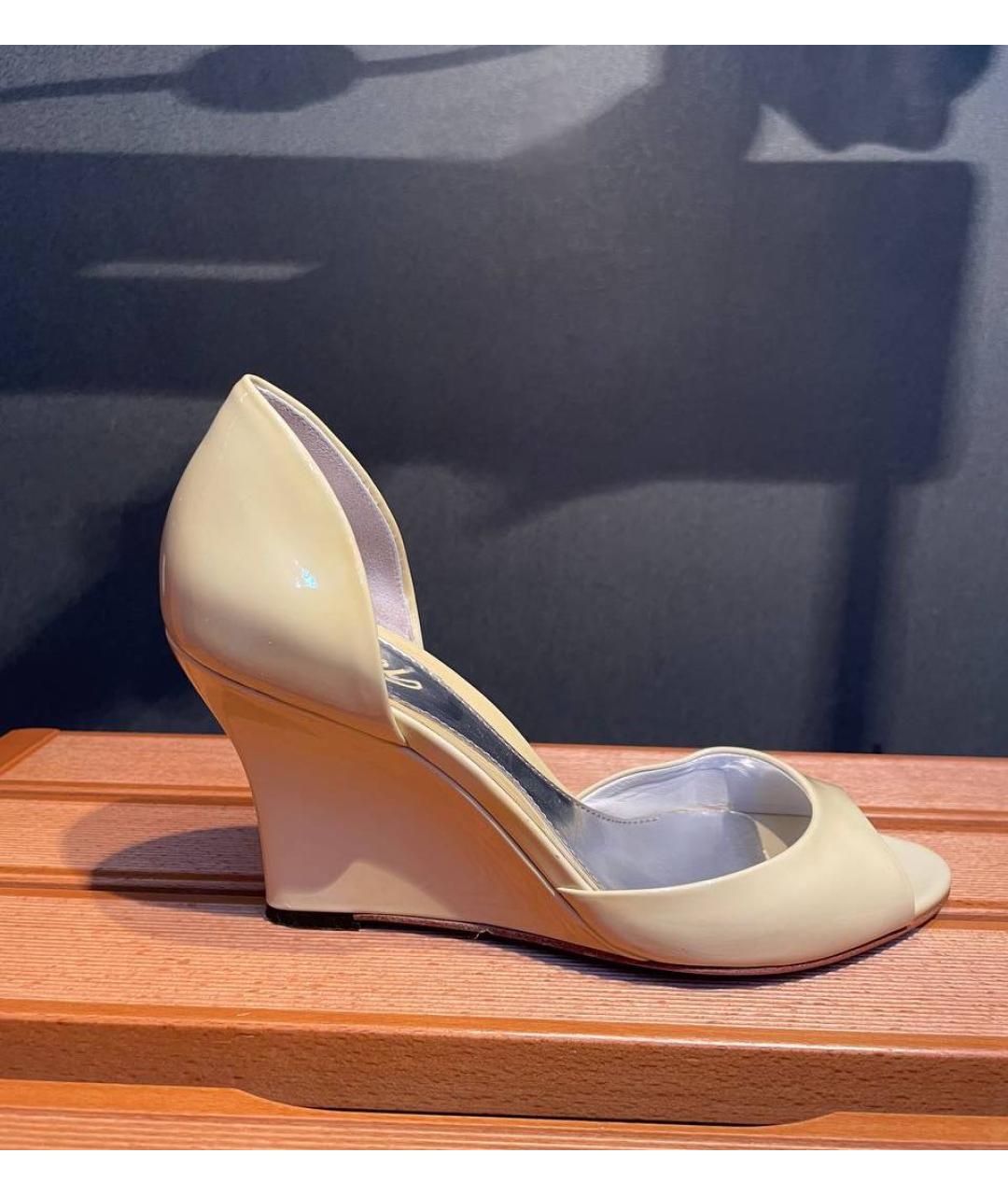 GUCCI Бежевые босоножки из лакированной кожи, фото 6