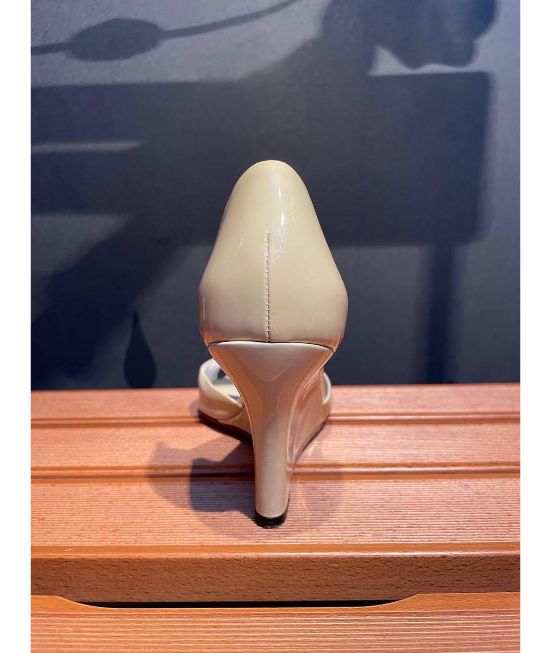 GUCCI Бежевые босоножки из лакированной кожи, фото 4