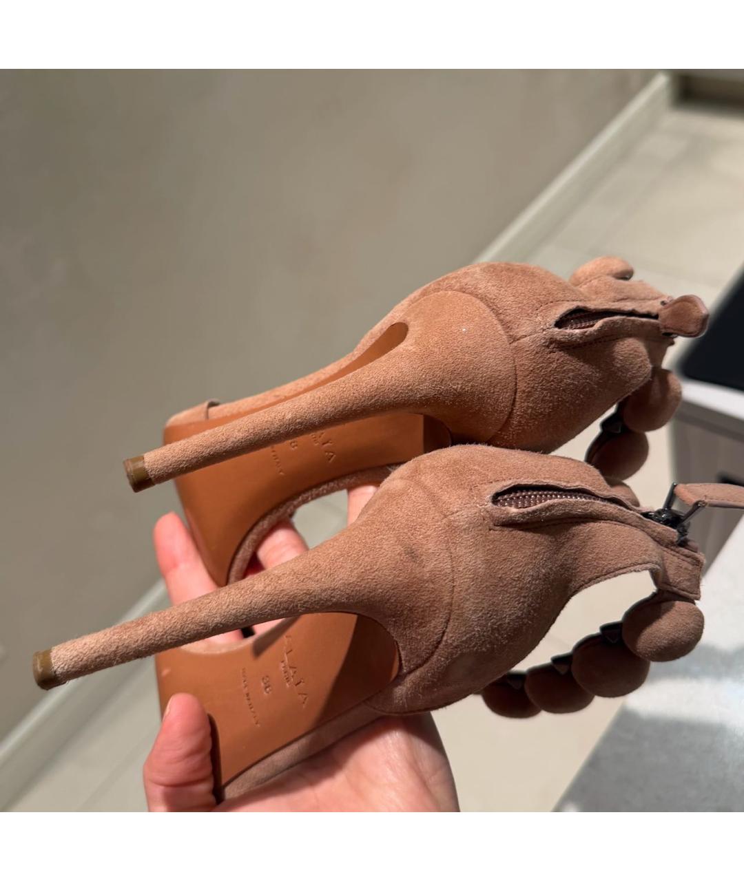 ALAIA Бежевые замшевые босоножки, фото 4