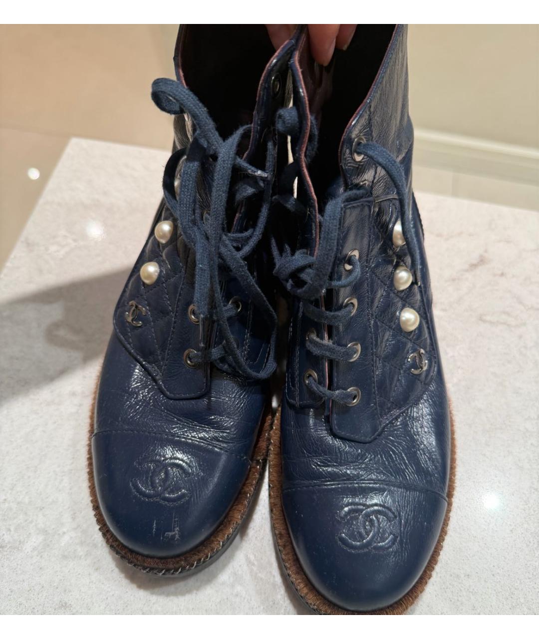CHANEL Темно-синие ботинки из лакированной кожи, фото 3