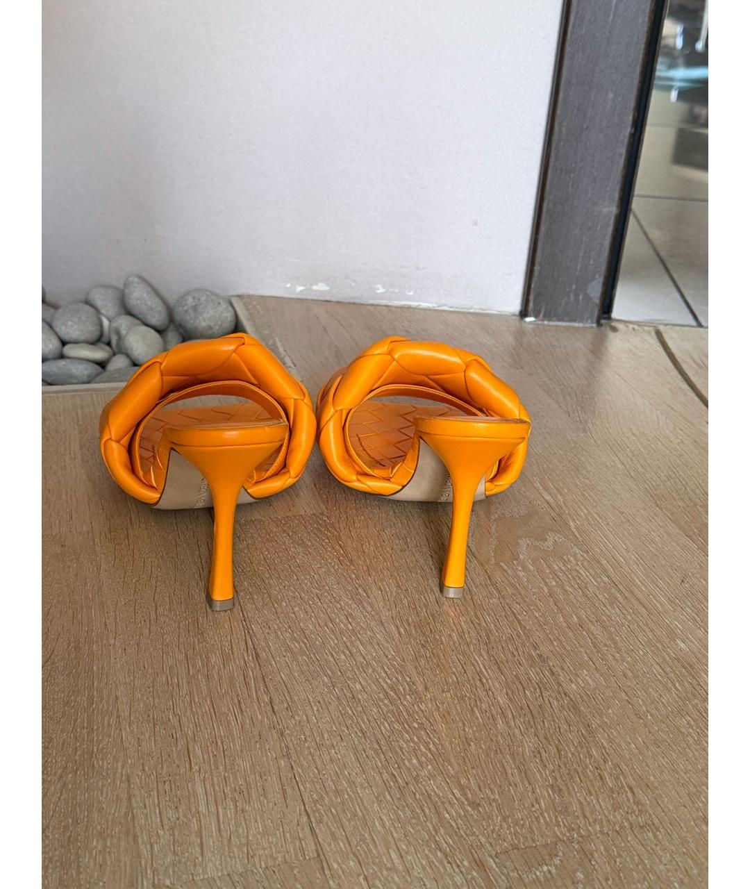 BOTTEGA VENETA Оранжевое кожаные мюли, фото 4