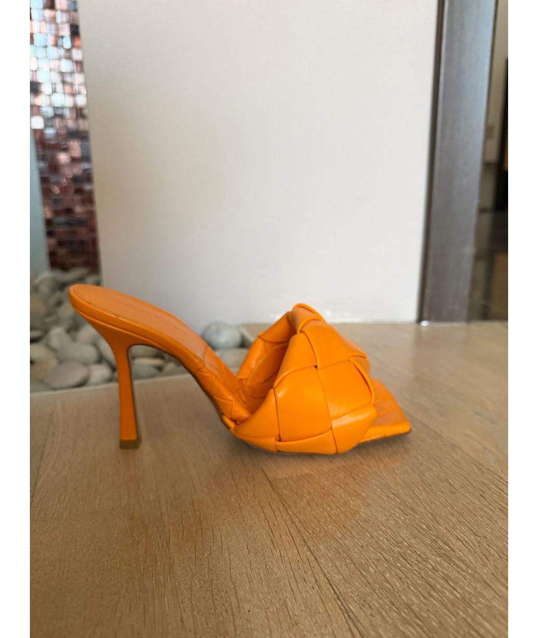 BOTTEGA VENETA Оранжевое кожаные мюли, фото 7