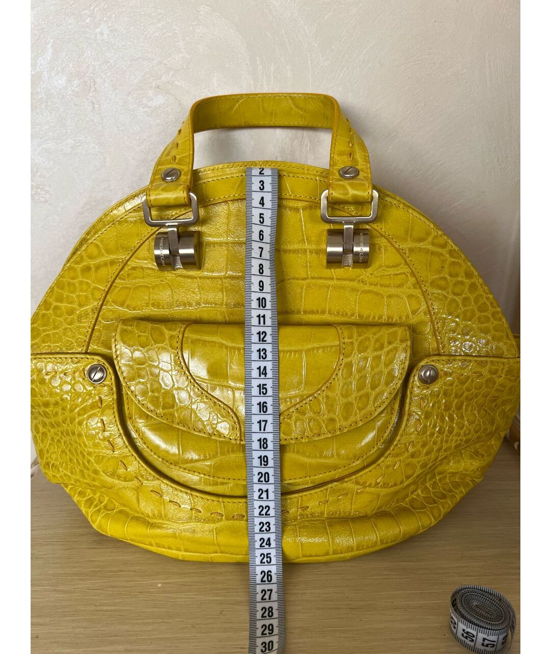 VERSACE Желтая сумка с короткими ручками из экзотической кожи, фото 6