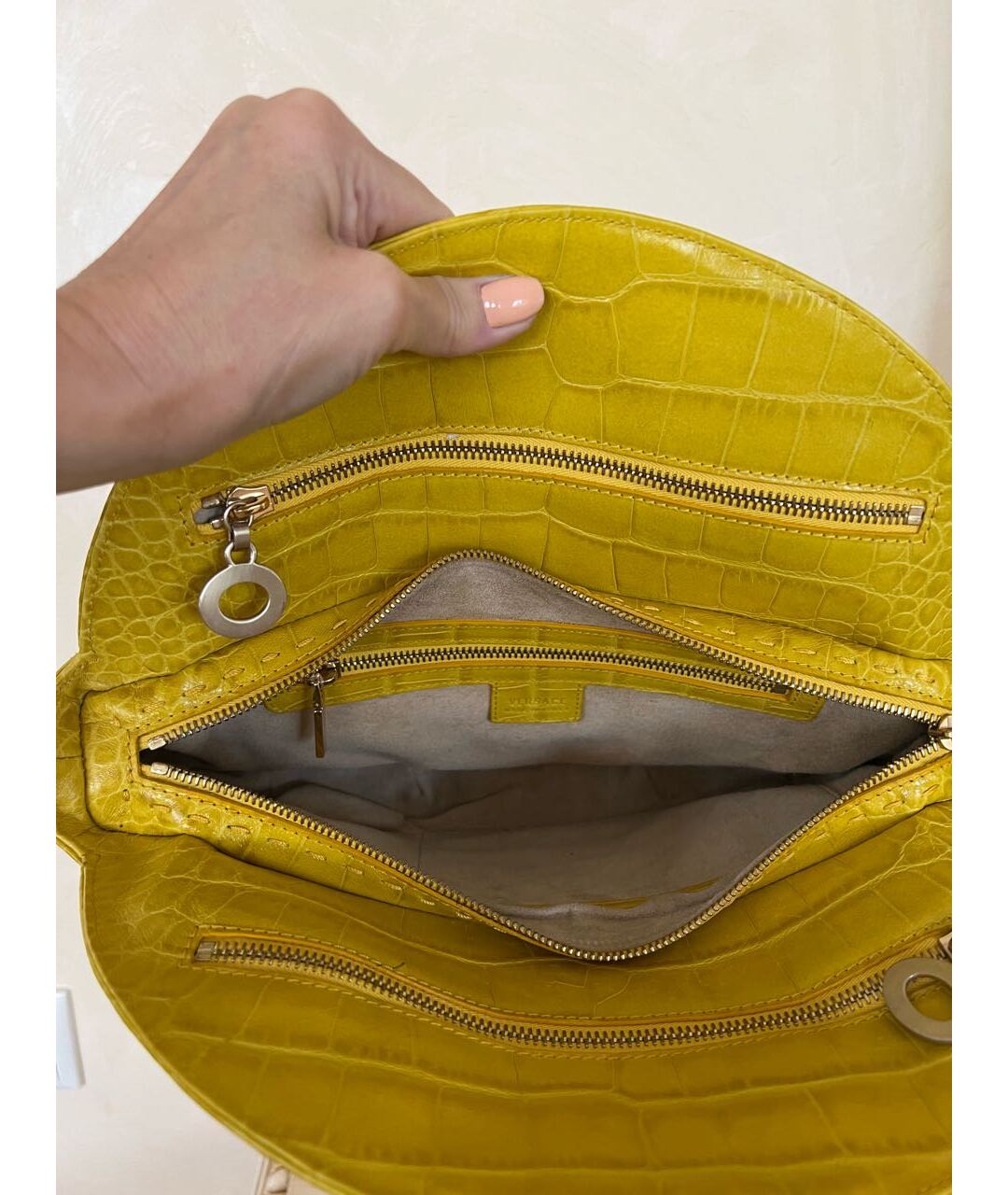 VERSACE Желтая сумка с короткими ручками из экзотической кожи, фото 7