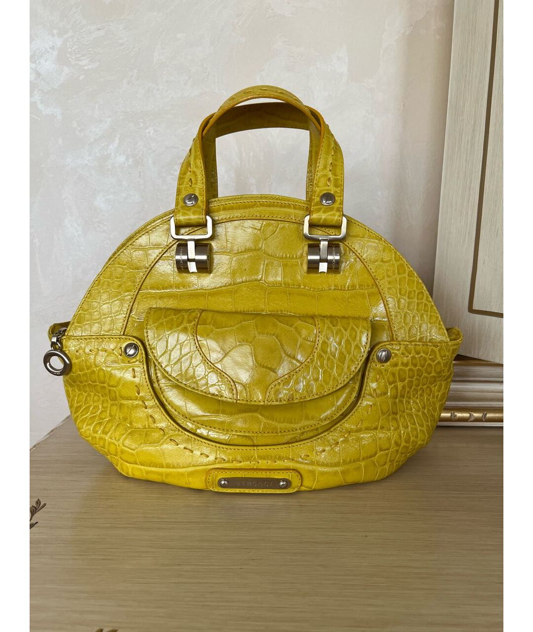 VERSACE Желтая сумка с короткими ручками из экзотической кожи, фото 8