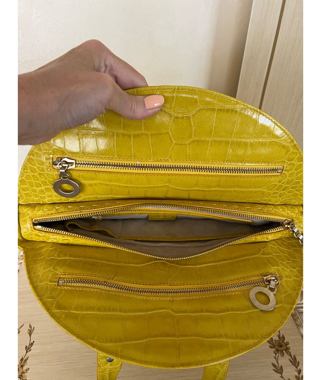 VERSACE Желтая сумка с короткими ручками из экзотической кожи, фото 3