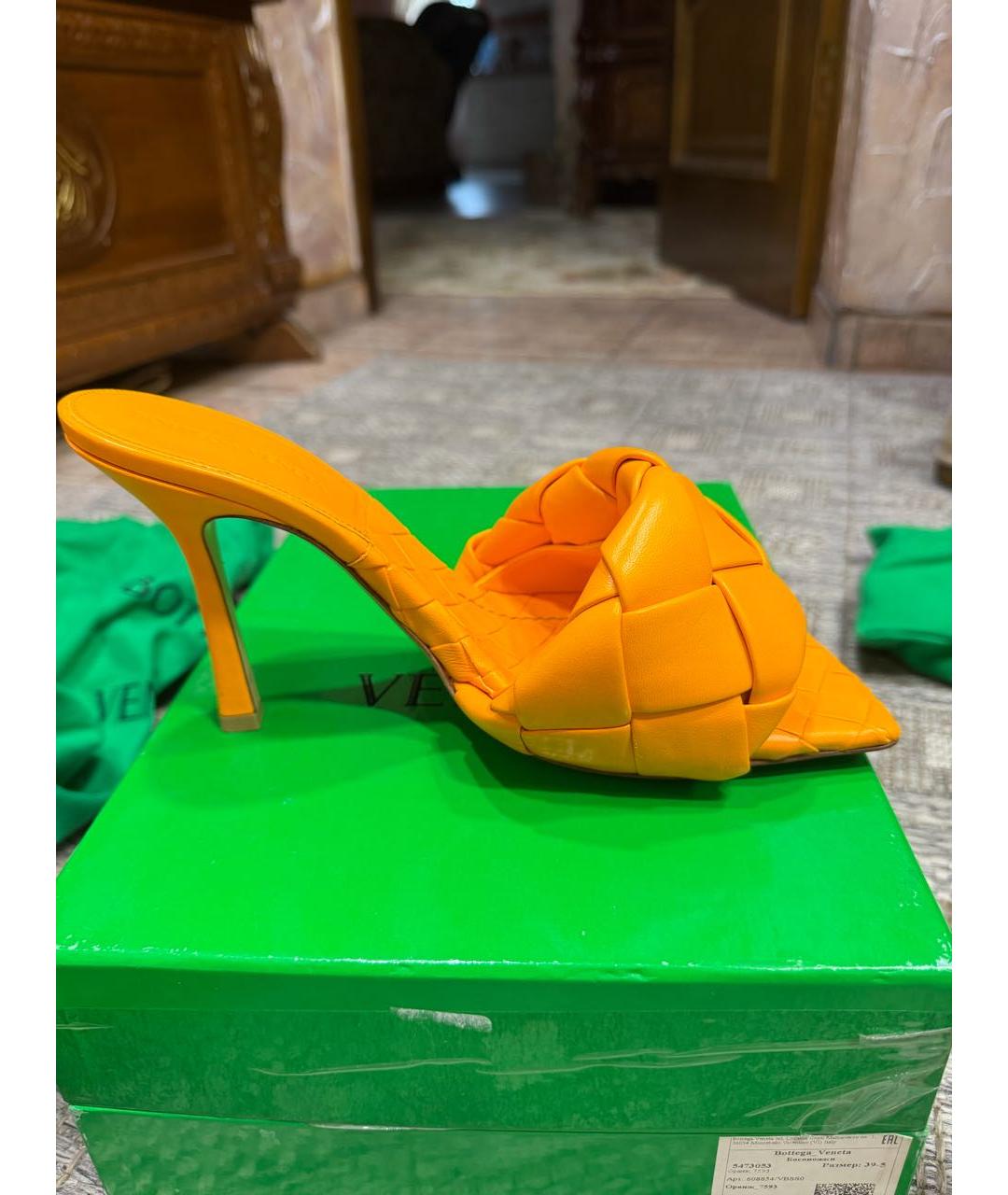 BOTTEGA VENETA Оранжевое кожаные мюли, фото 5