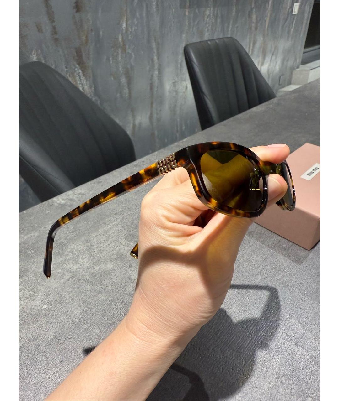 MIU MIU Коричневые пластиковые солнцезащитные очки, фото 3