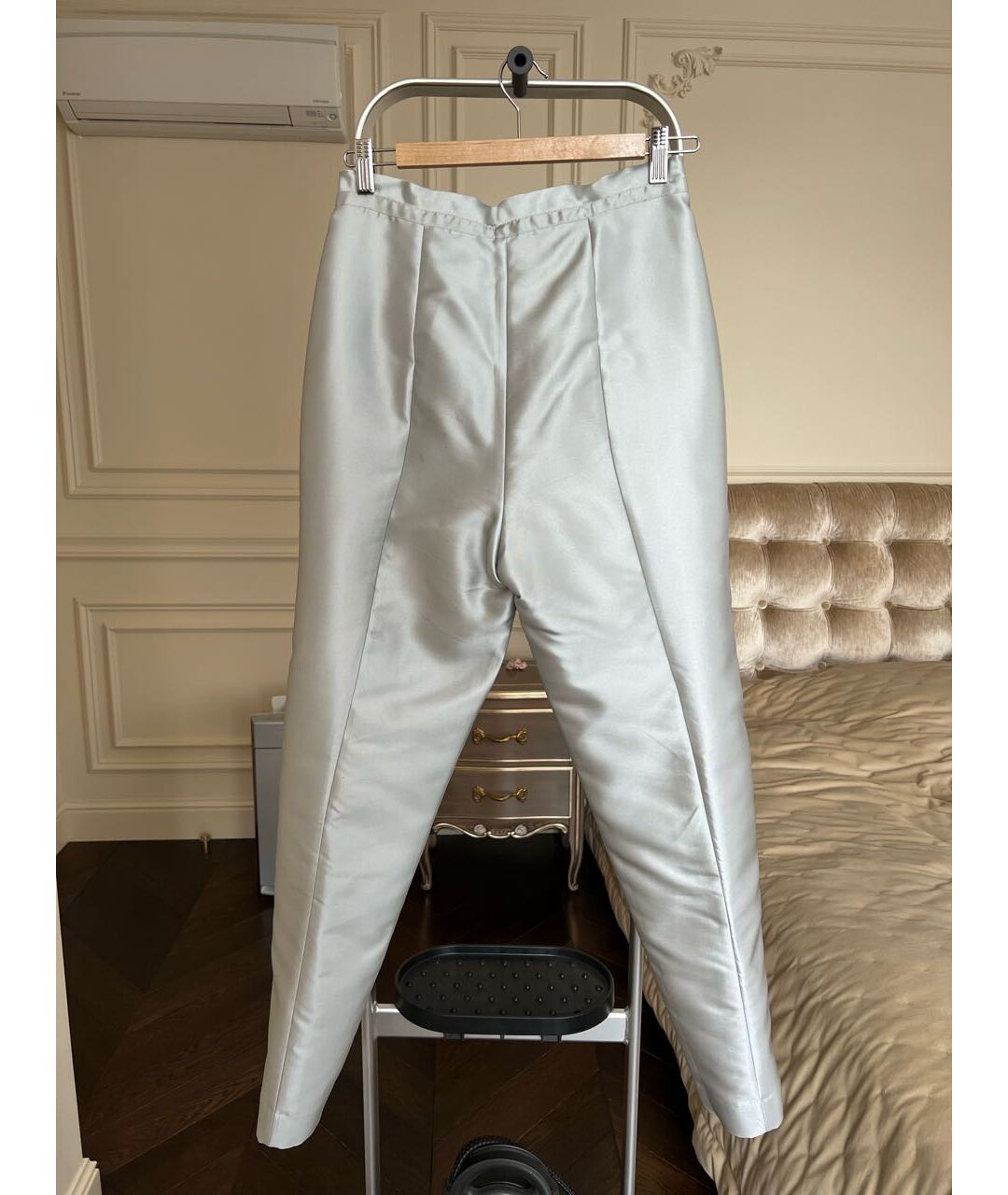 EMPORIO ARMANI Серебряные атласные прямые брюки, фото 2