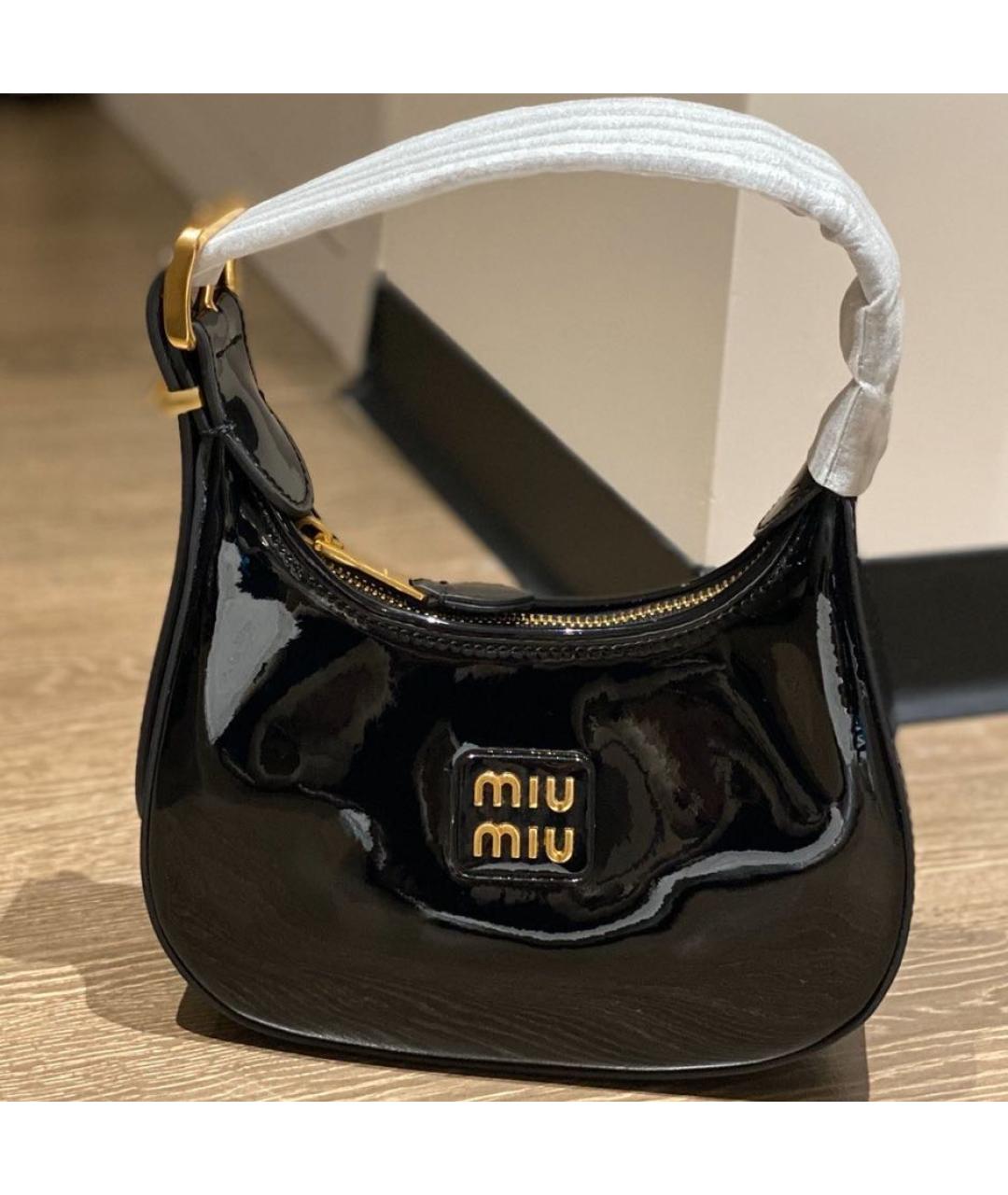 MIU MIU Черная сумка с короткими ручками из лакированной кожи, фото 8