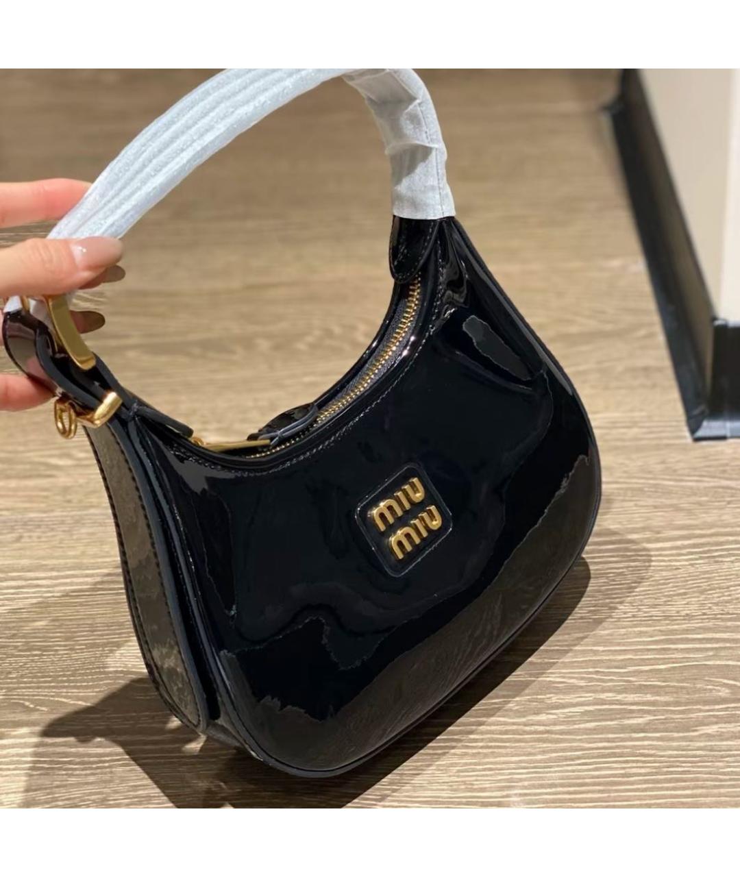 MIU MIU Черная сумка с короткими ручками из лакированной кожи, фото 7