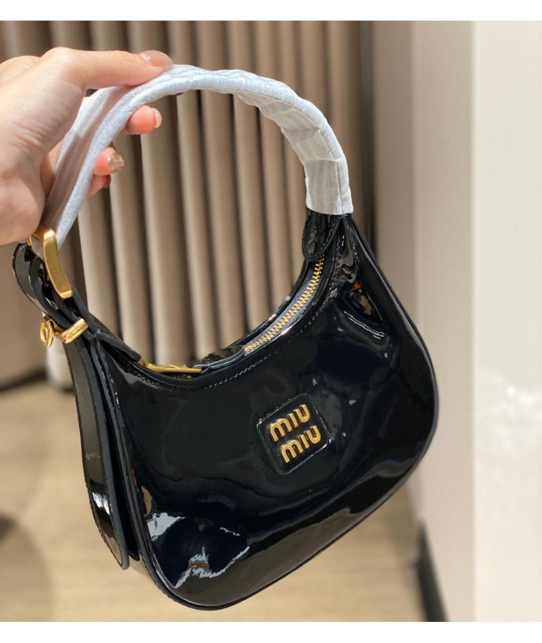 MIU MIU Черная сумка с короткими ручками из лакированной кожи, фото 6