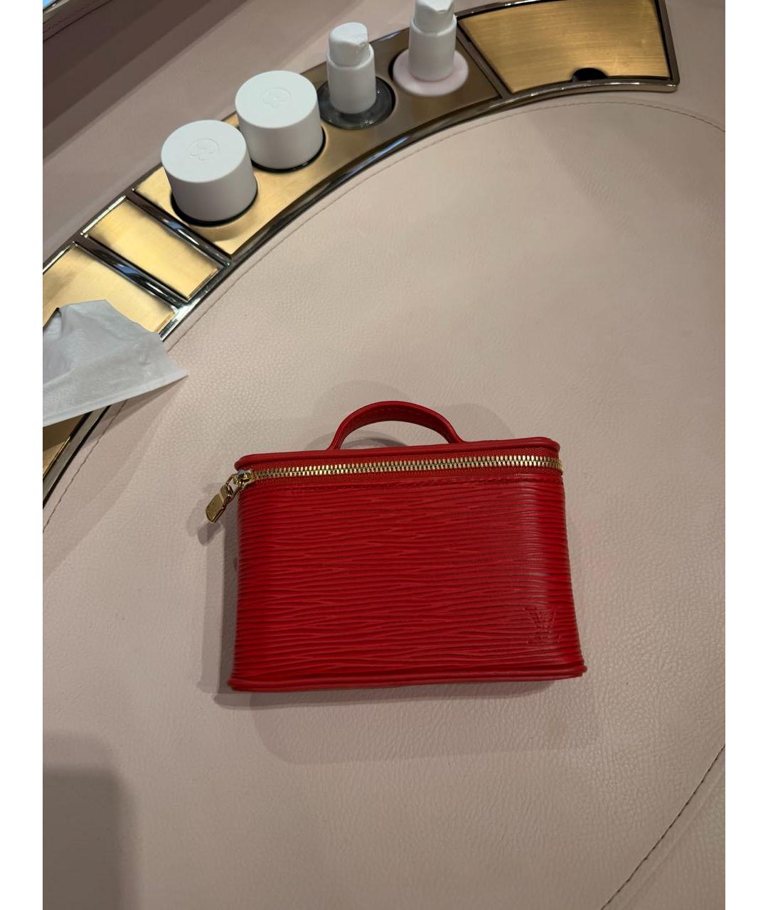LOUIS VUITTON Красная кожаная косметичка, фото 3