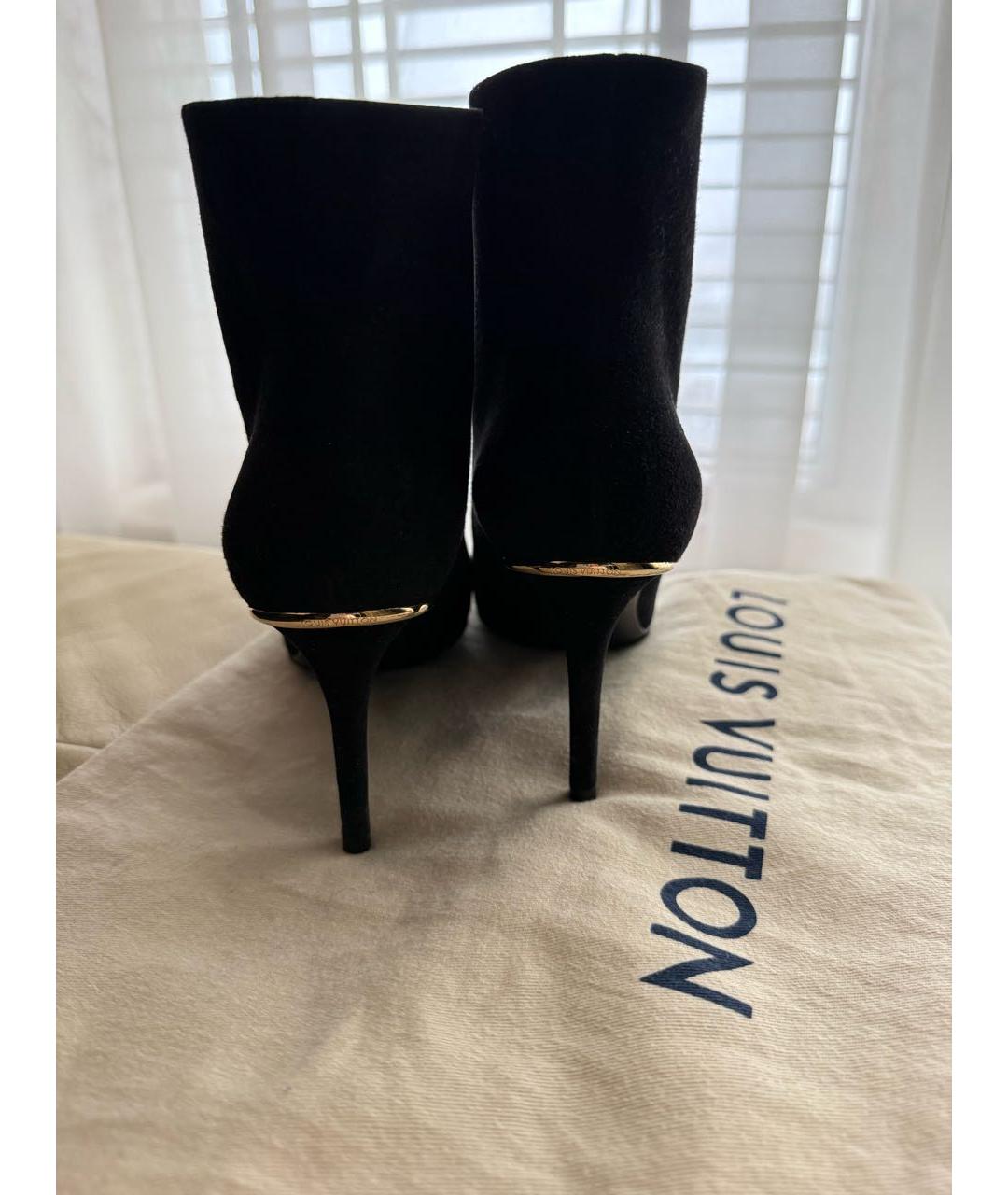 LOUIS VUITTON Черные замшевые ботильоны, фото 3