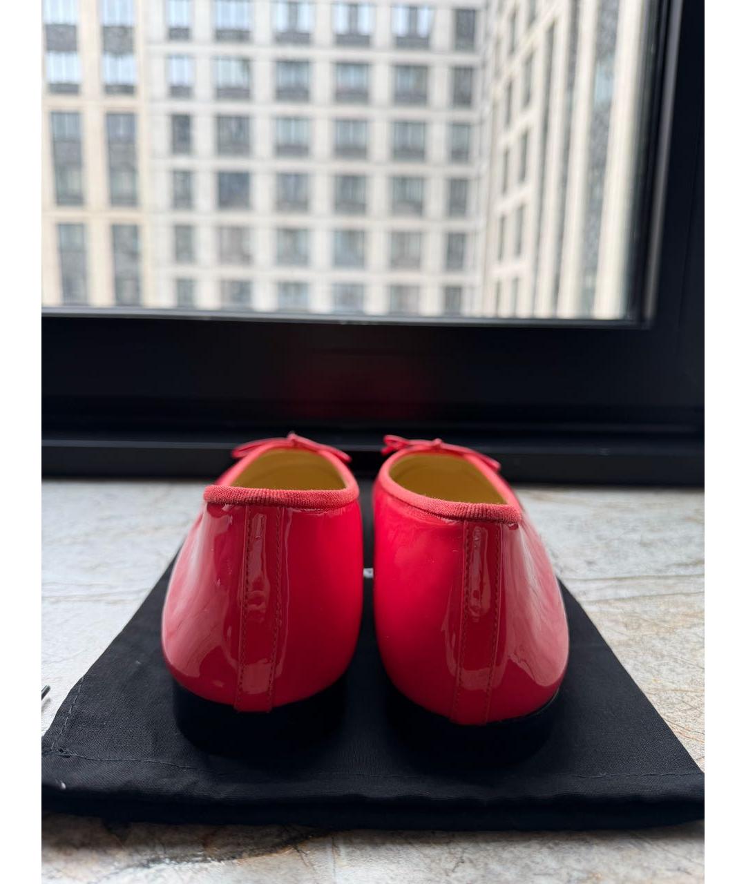 CHANEL Коралловые балетки из лакированной кожи, фото 4