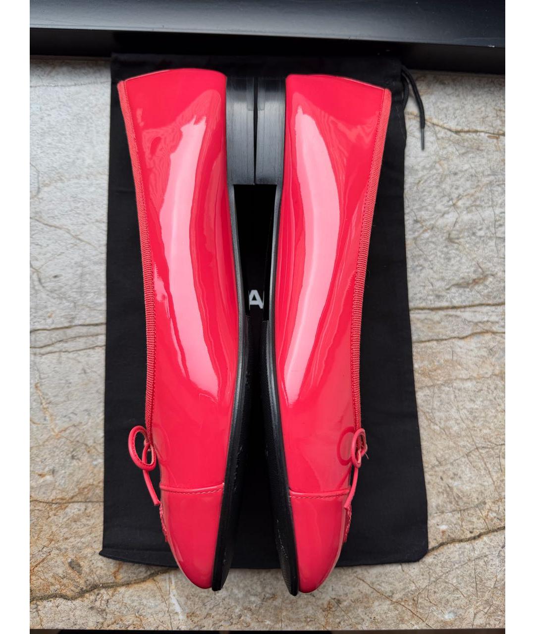 CHANEL Коралловые балетки из лакированной кожи, фото 6