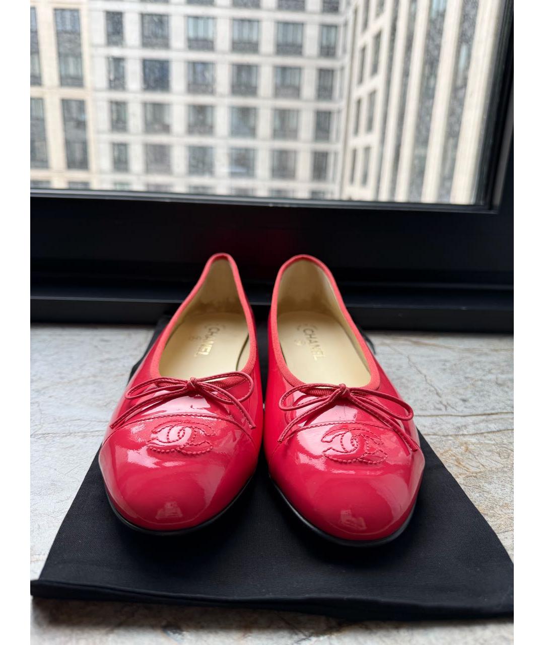 CHANEL Коралловые балетки из лакированной кожи, фото 2