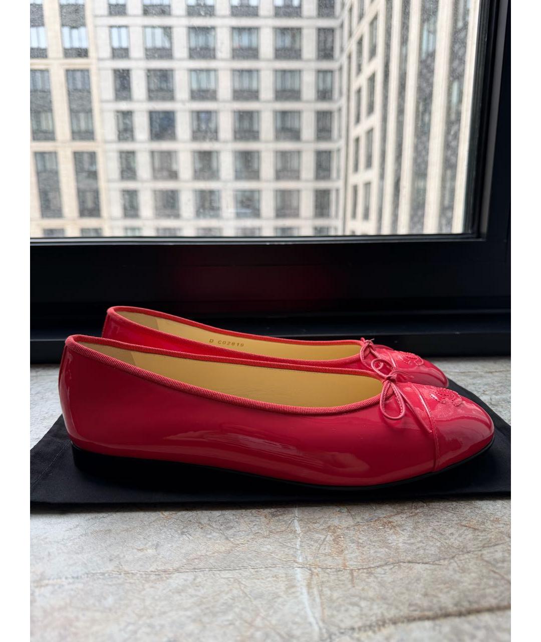 CHANEL Коралловые балетки из лакированной кожи, фото 7