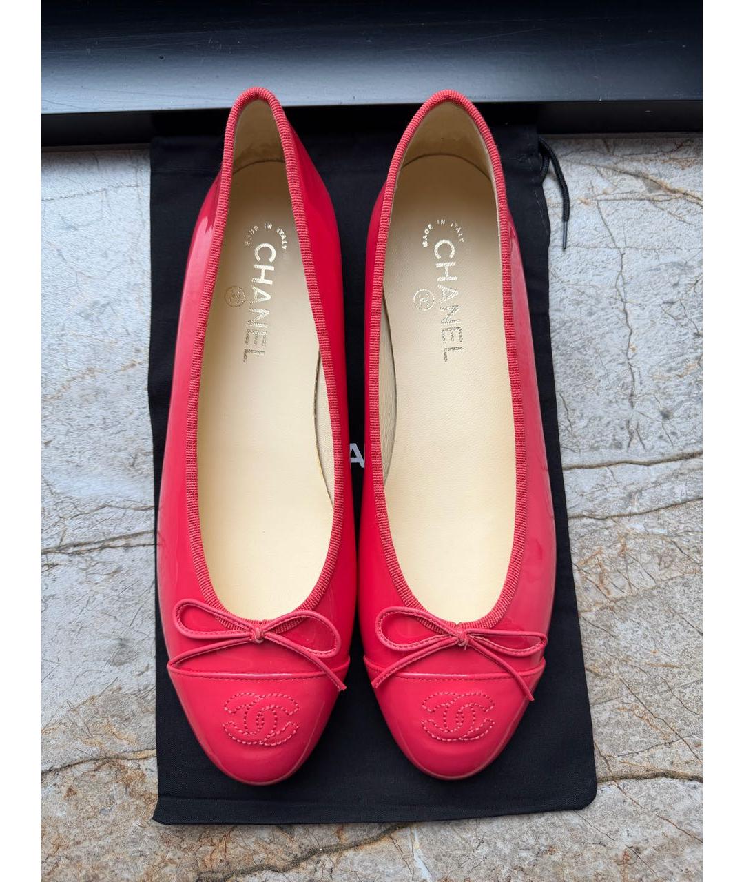 CHANEL Коралловые балетки из лакированной кожи, фото 3