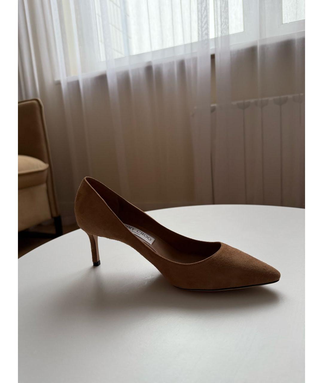 JIMMY CHOO Бежевые замшевые лодочки на низком каблуке, фото 7