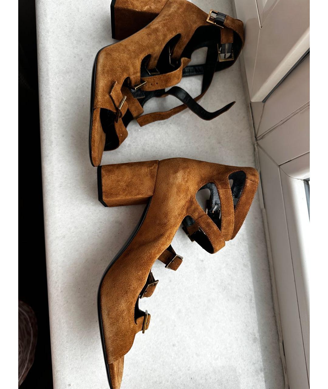 SAINT LAURENT Коричневые замшевые босоножки, фото 3