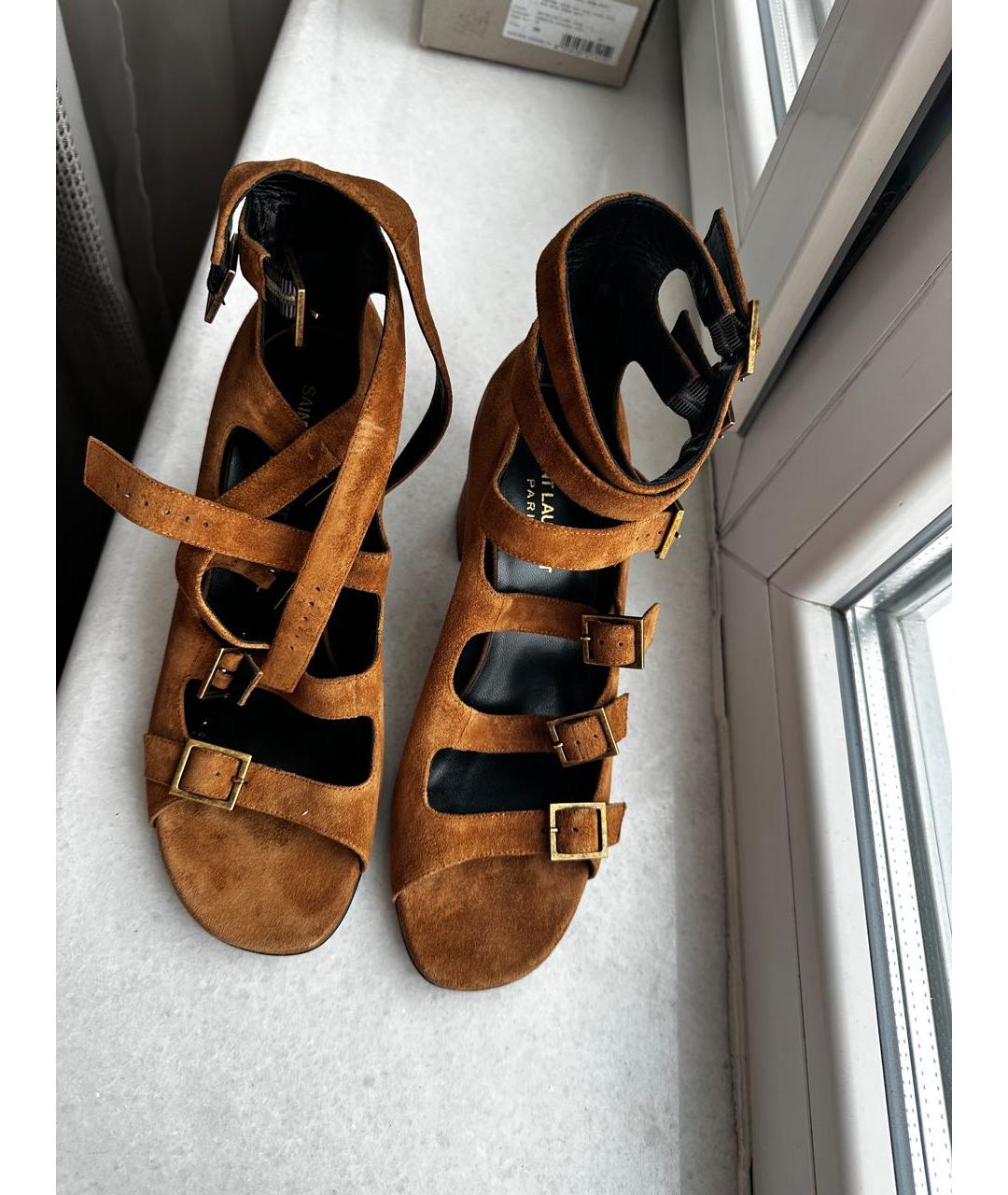 SAINT LAURENT Коричневые замшевые босоножки, фото 2