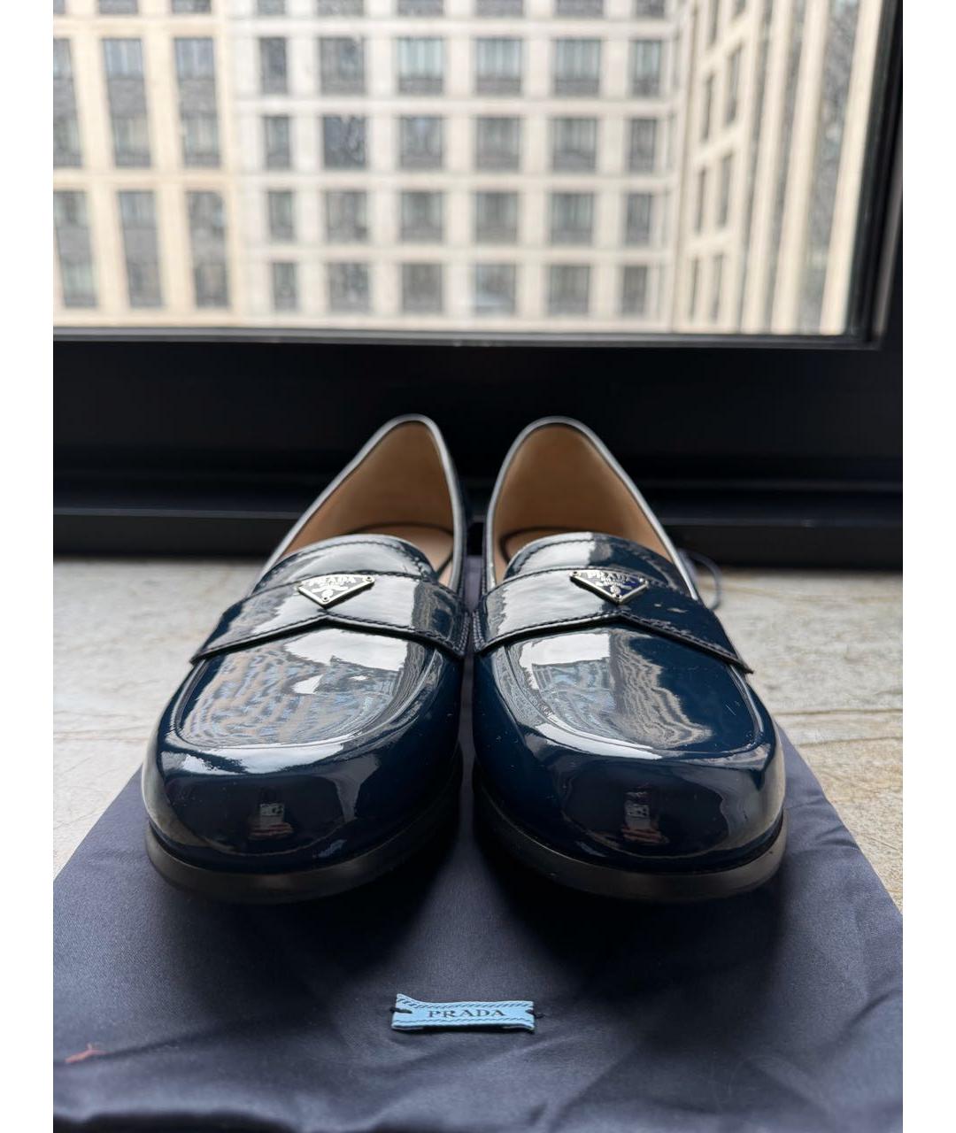 PRADA Темно-синие лоферы из лакированной кожи, фото 2