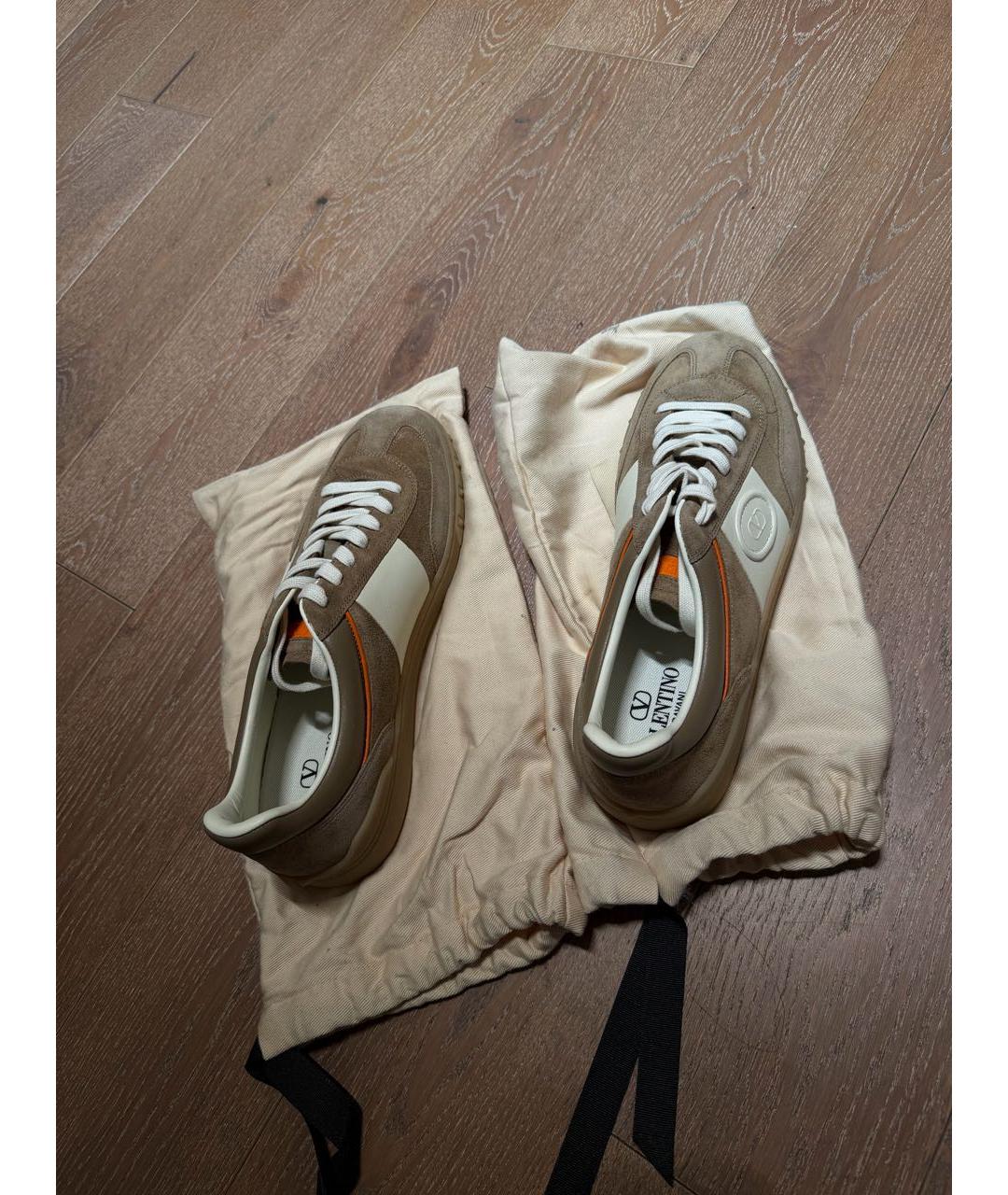 VALENTINO Бежевые замшевые низкие кроссовки / кеды, фото 2