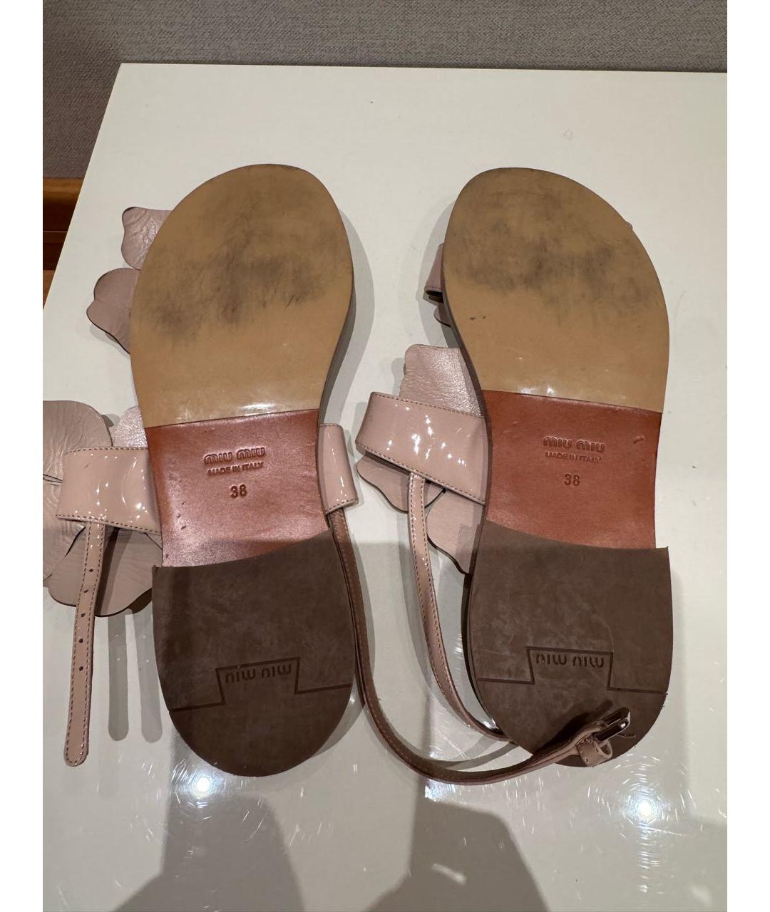 MIU MIU Бежевые босоножки из лакированной кожи, фото 6