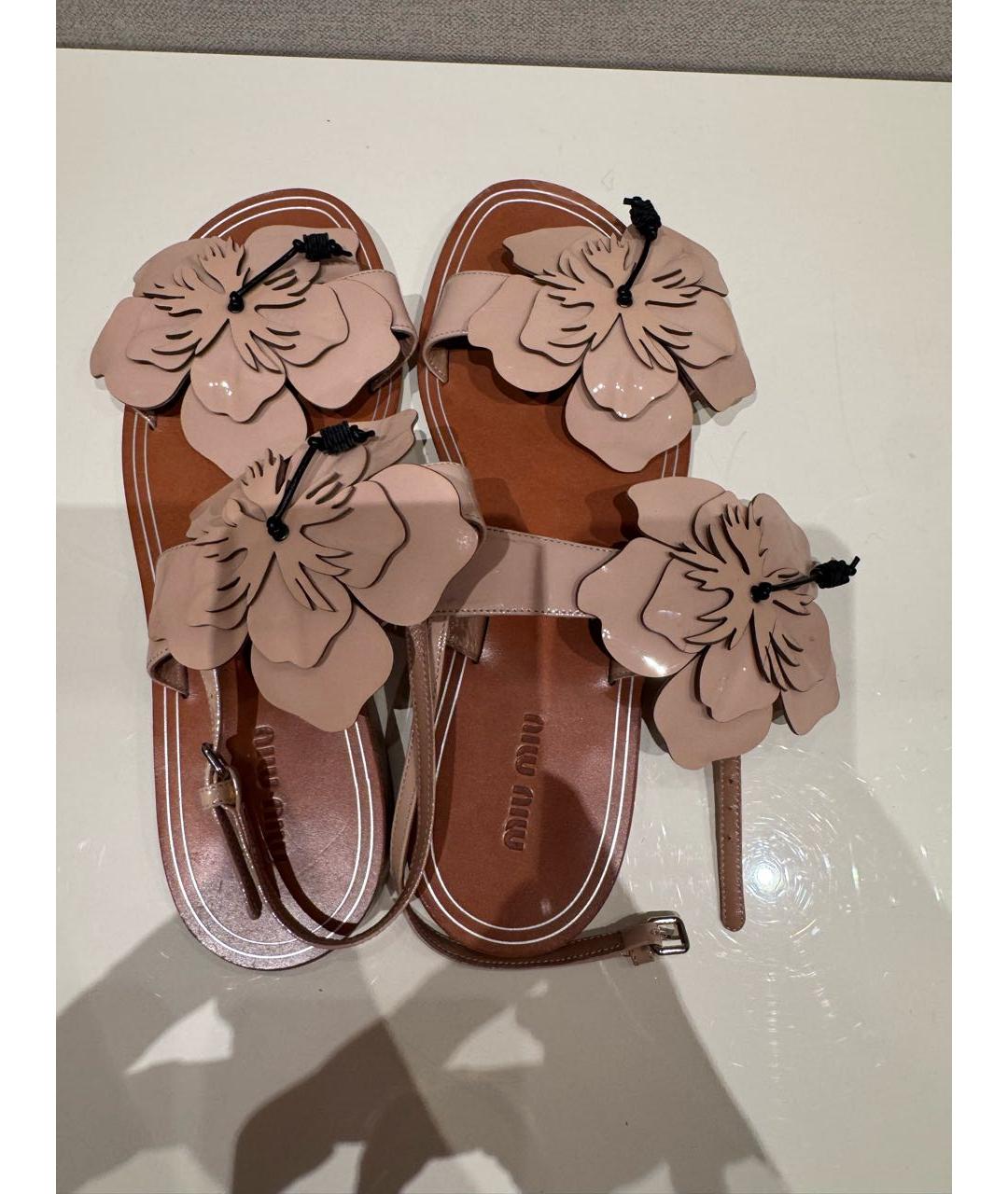 MIU MIU Бежевые босоножки из лакированной кожи, фото 3