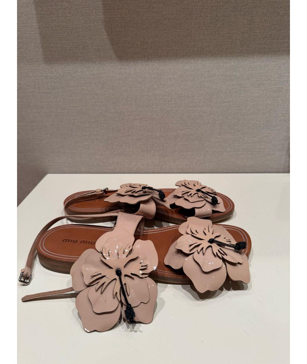 MIU MIU Бежевые босоножки из лакированной кожи, фото 5