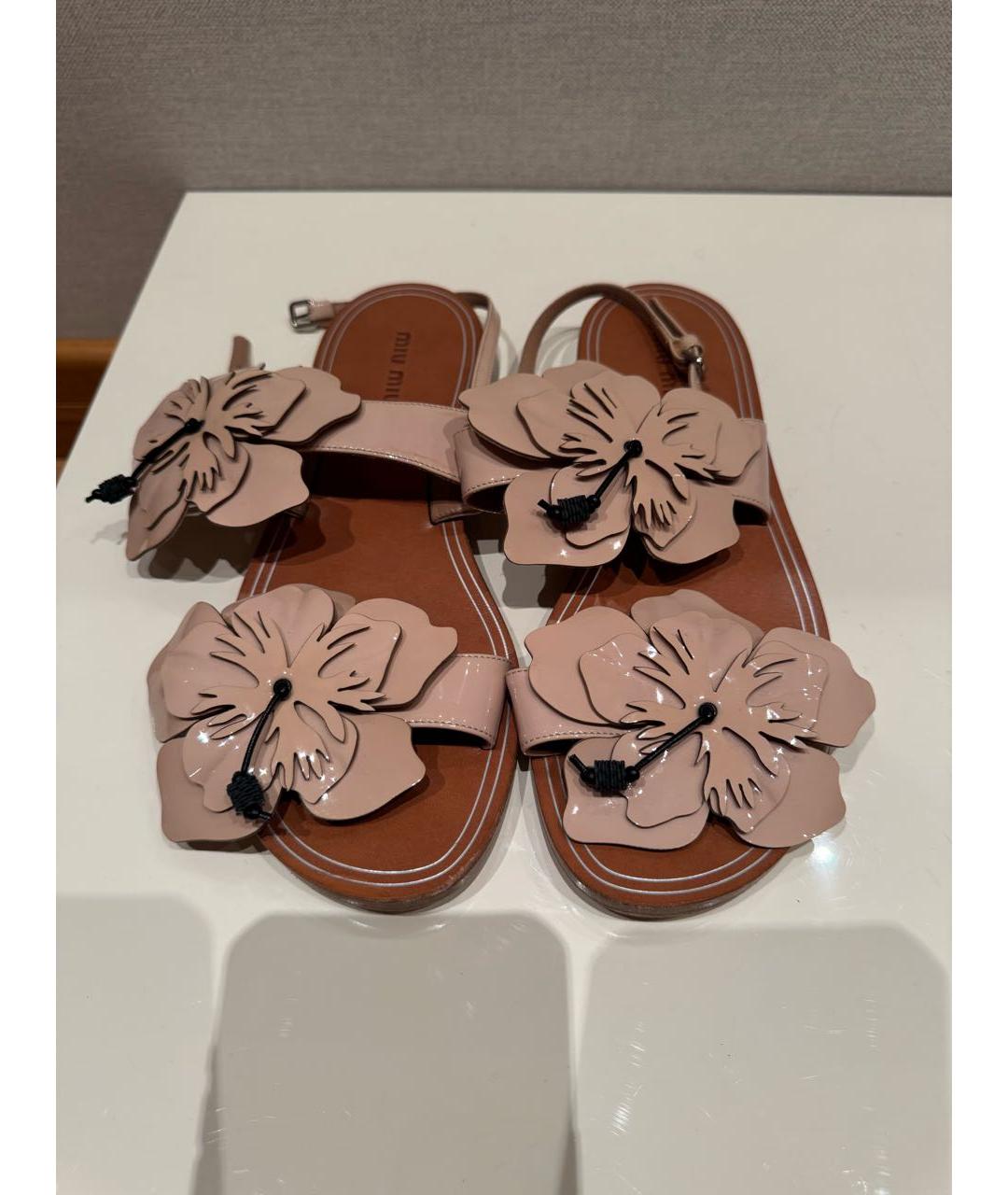 MIU MIU Бежевые босоножки из лакированной кожи, фото 2