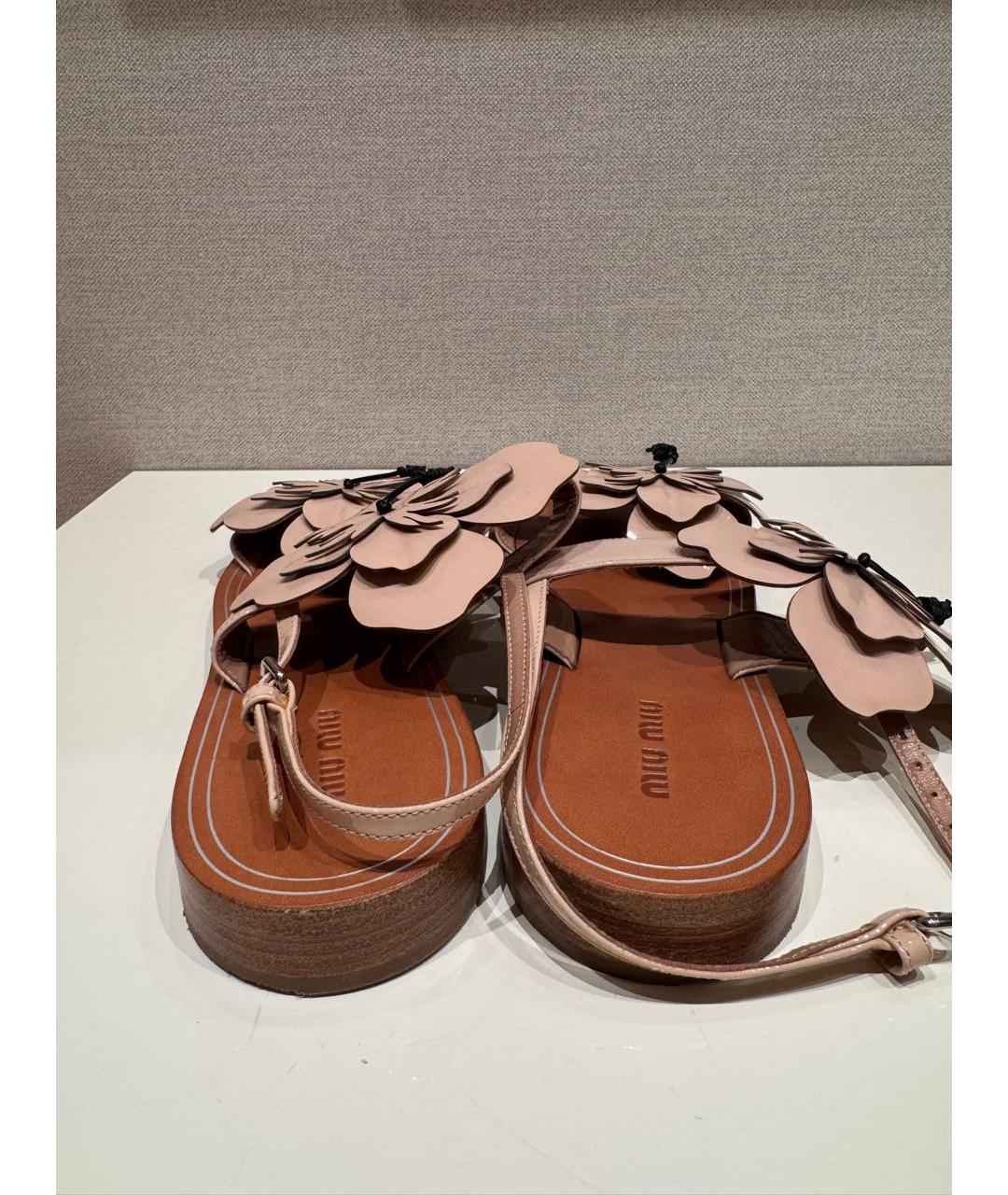 MIU MIU Бежевые босоножки из лакированной кожи, фото 4