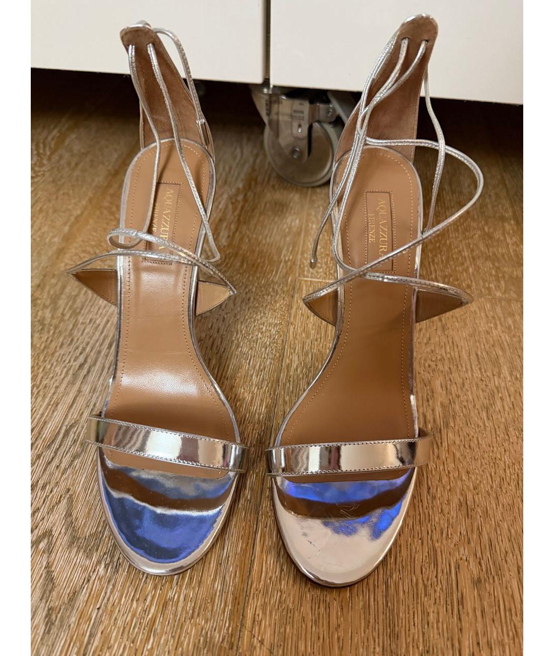 AQUAZZURA Серебряные босоножки из лакированной кожи, фото 2